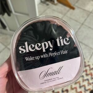 Sleepy Tie Black Hair Accessory